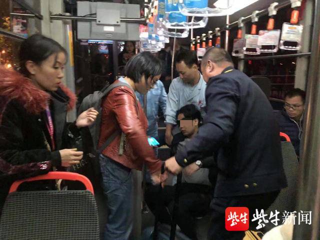 扬子晚报（紫牛新闻）：20岁小伙坐公交晕倒 公交车司机紧急送医.jpg