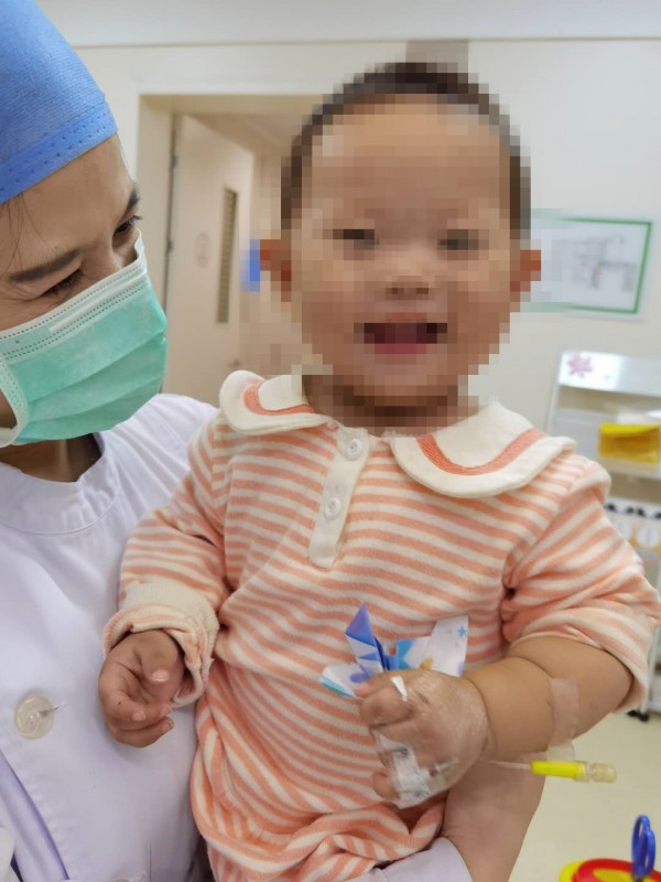 看苏州：一岁女孩患上横纹肌样瘤 医生护士的举动太暖心了.jpg
