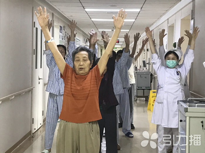 苏报集团（引力播）：80多岁老人教学呼吸康复锻炼，成病房明星患者.jpg