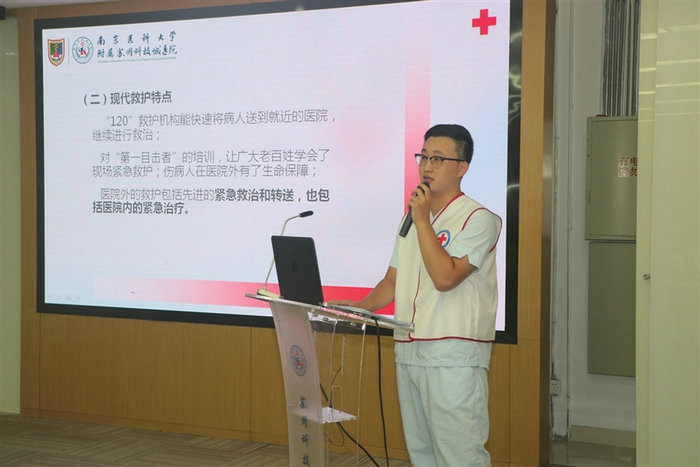 姑苏晚报：作为一名急症科男护士，李成辉将医者仁心视为天职——他每天冲刺在救死扶伤的道路上